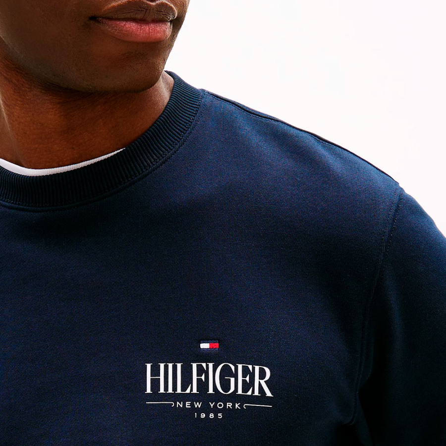 sweatshirt-mit-rundhalsausschnitt-und-logo sweatshirt-mit-rundhalsausschnitt-und-logo