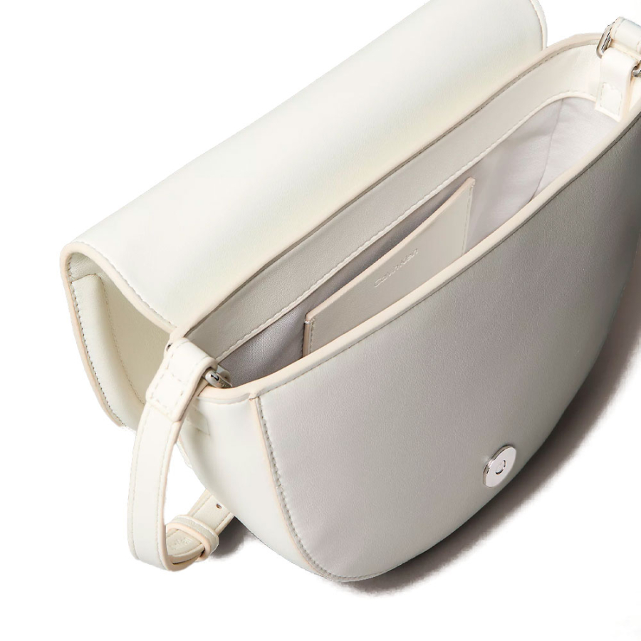 satteltasche-mit-eingraviertem-monogramm