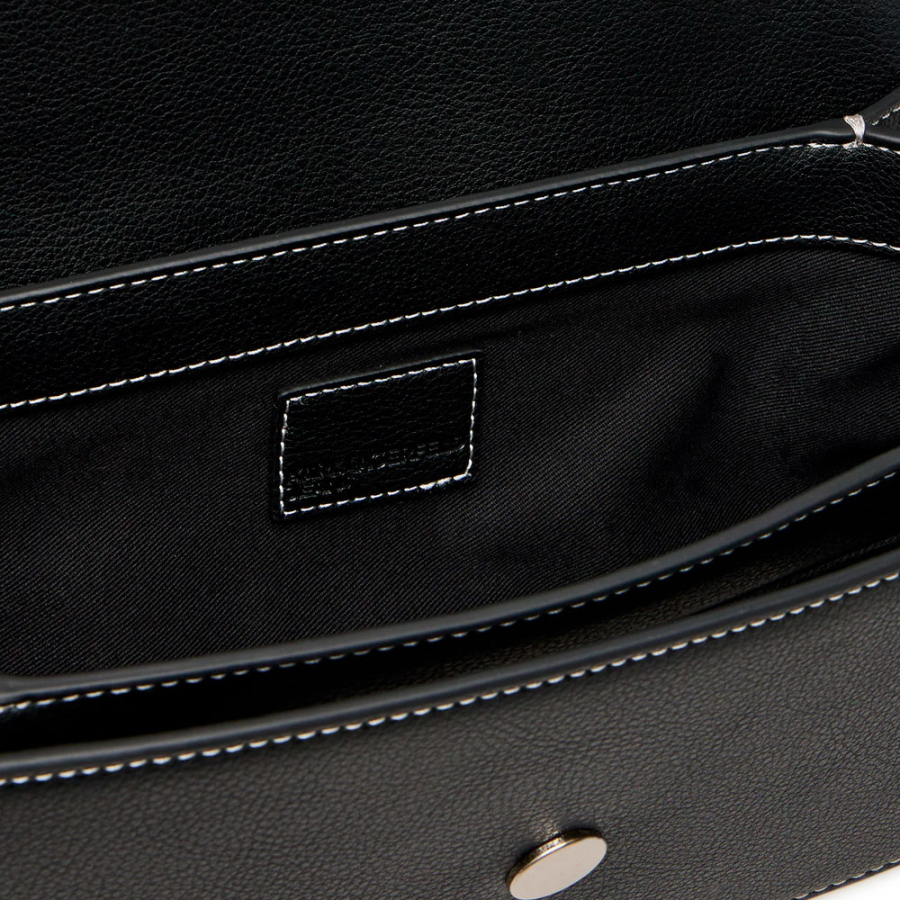 henkeltasche-mit-metalllogo