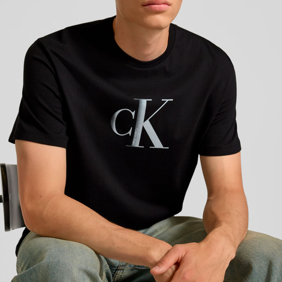 klassisches-t-shirt-mit-mittelmonogramm klassisches-t-shirt-mit-mittelmonogramm