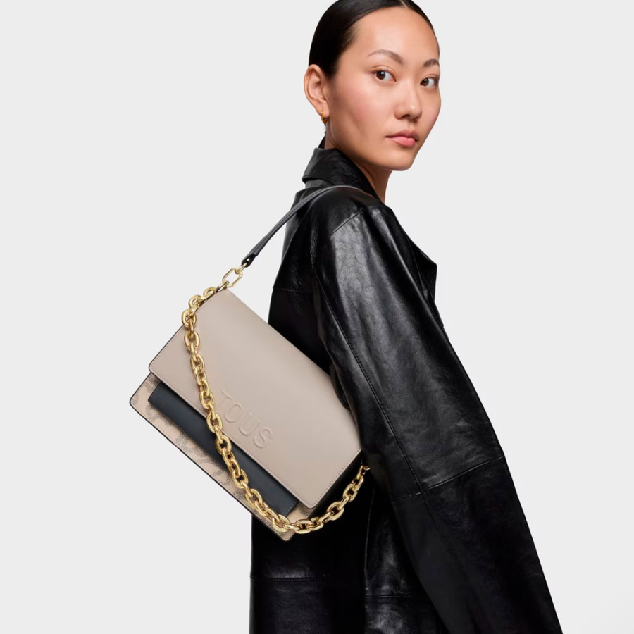 mittelgrosse-schultertasche-audree-in-taupe-kaos-icon mittelgrosse-schultertasche-audree-in-taupe-kaos-icon
