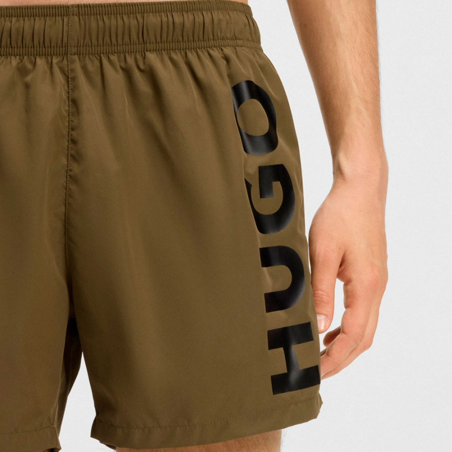 banador-tipo-shorts-de-secado-rapido-con-logo-estampado-vertical
