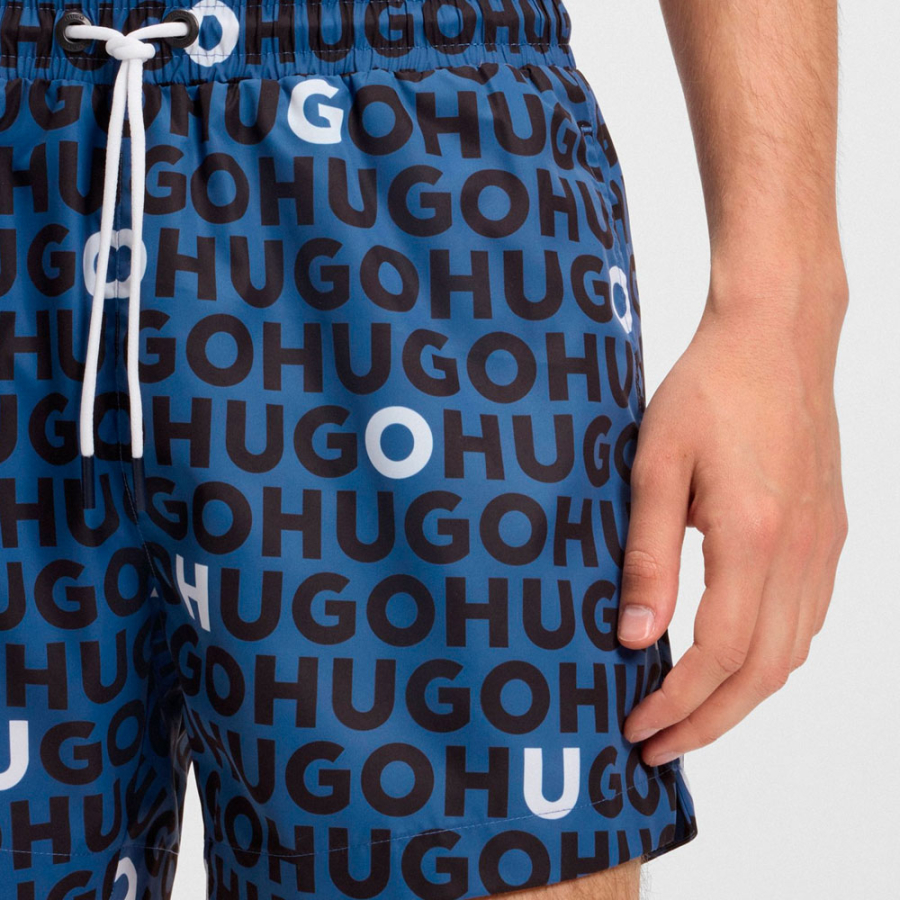 banador-tipo-shorts-con-estampado-de-logos-y-cordon-en-la-cintura