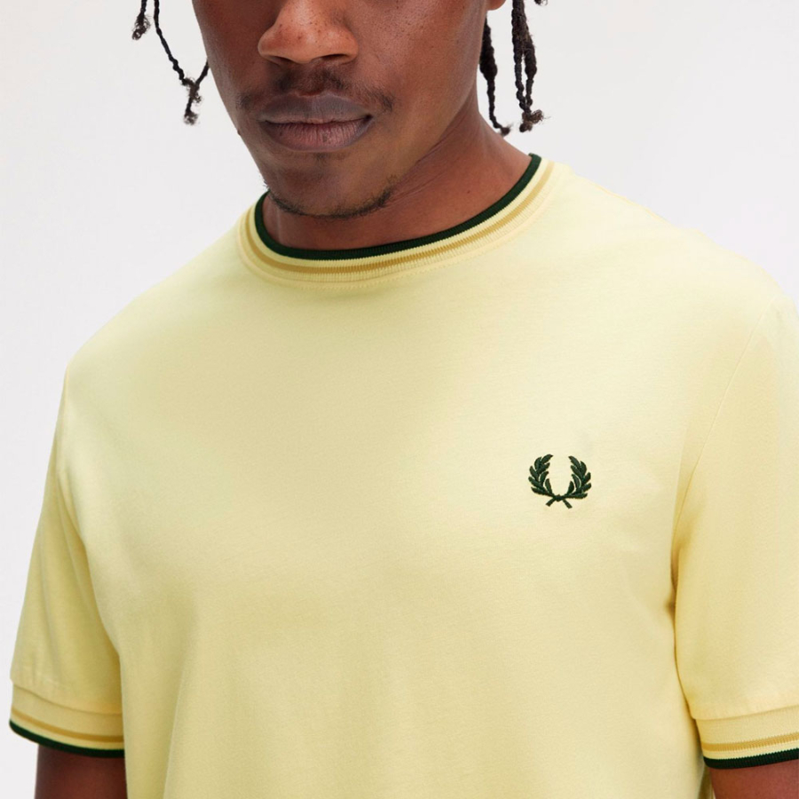 camiseta-con-el-ribete-con-dos-franjas camiseta-con-el-ribete-con-dos-franjas
