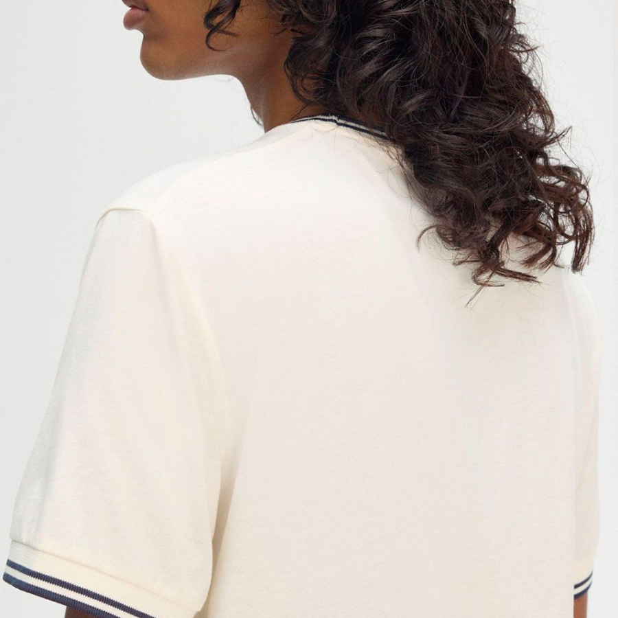 camiseta-con-el-ribete-con-dos-franjas