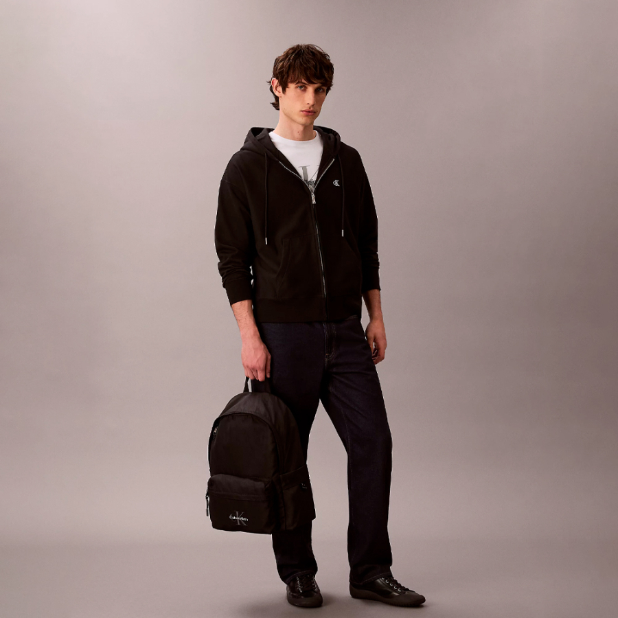 mochila-de-nylon-com-logotipo-de-monograma