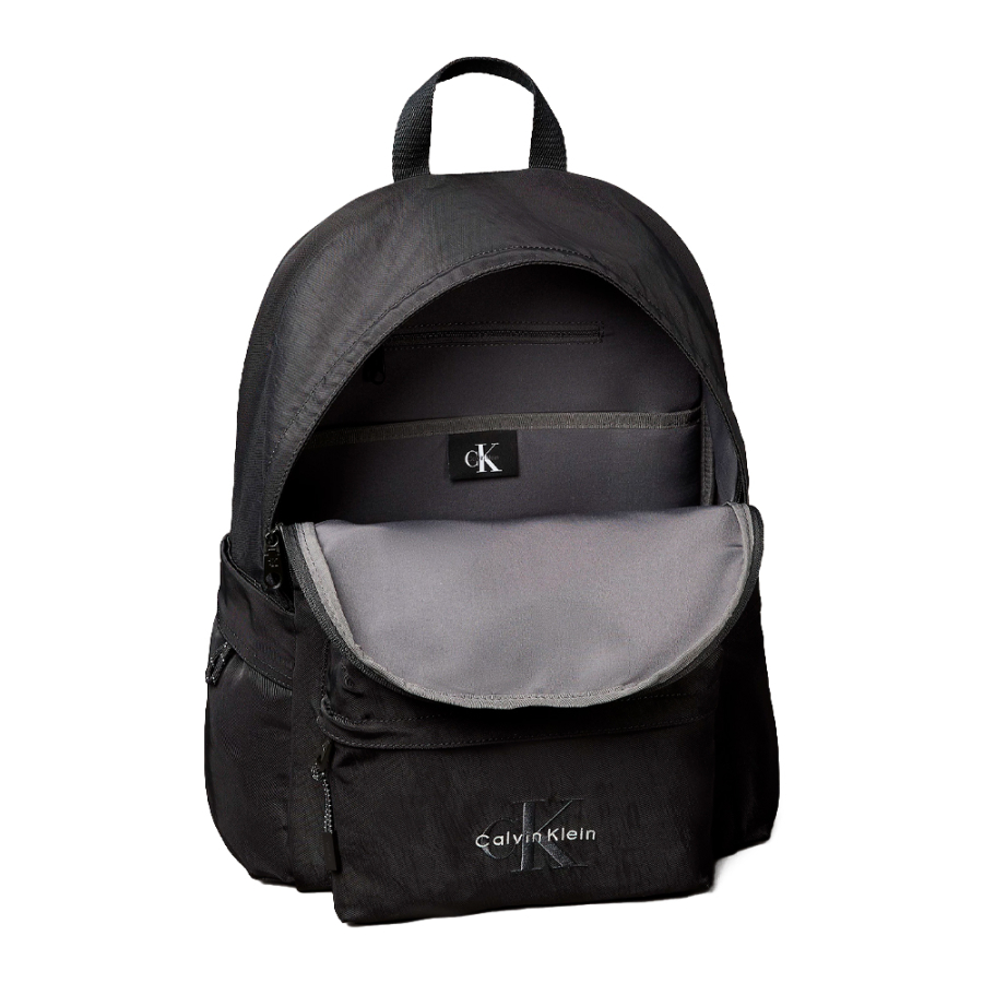 mochila-de-nylon-com-logotipo-de-monograma