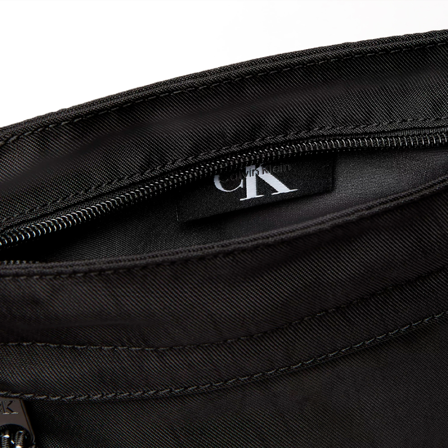 borsa-piatta-in-nylon-con-logo-monogramma borsa-piatta-in-nylon-con-logo-monogramma