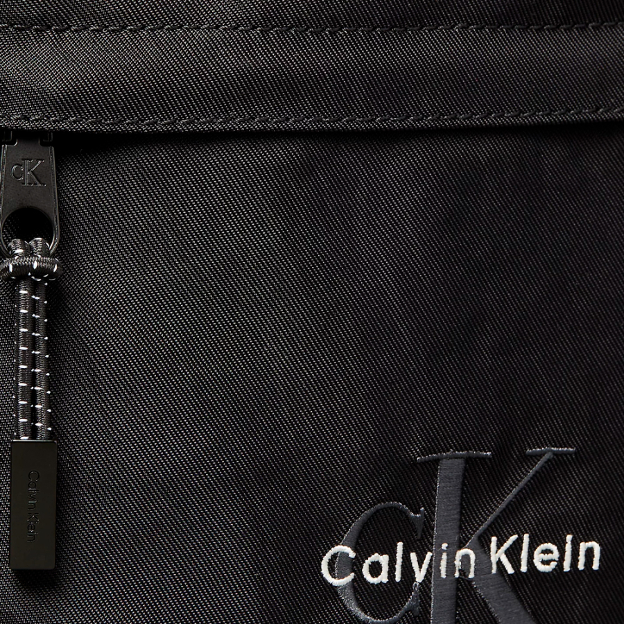 borsa-piatta-in-nylon-con-logo-monogramma borsa-piatta-in-nylon-con-logo-monogramma