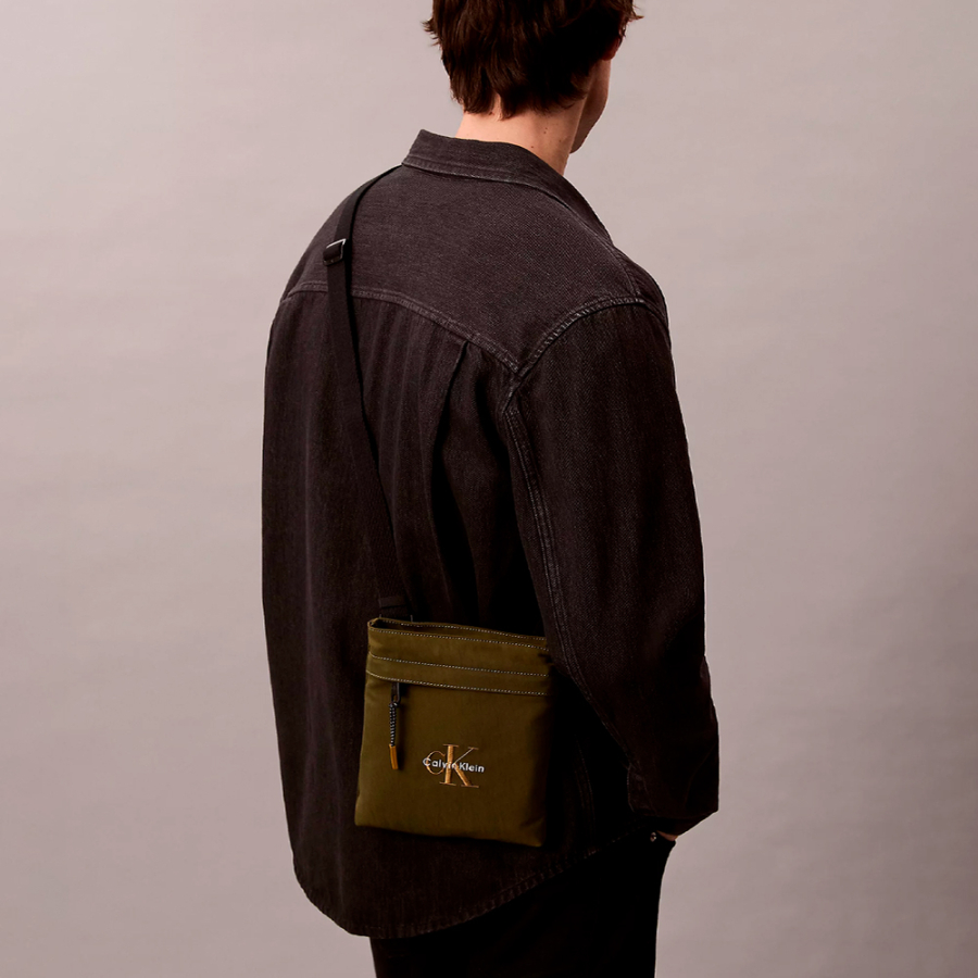 borsa-piatta-in-nylon-con-logo-monogramma borsa-piatta-in-nylon-con-logo-monogramma