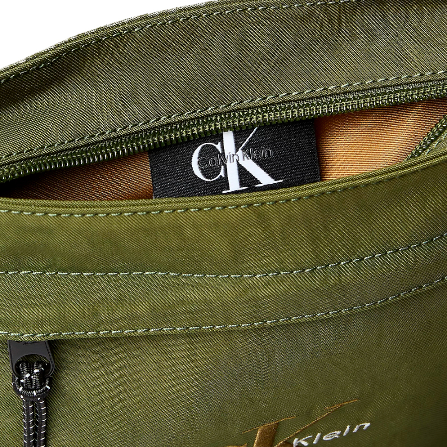 bolsa-plana-de-nailon-con-logo-monograma bolsa-plana-de-nailon-con-logo-monograma
