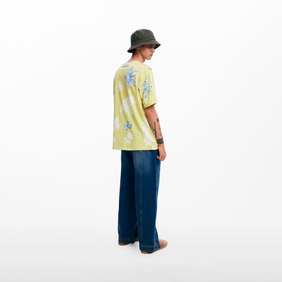 Camiseta manga curta com estampa de folhas Camiseta manga curta com estampa de folhas