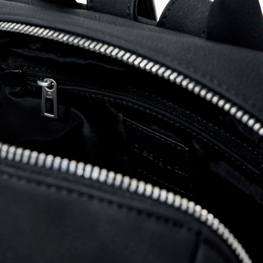 mochila-pequena-com-bolso-cravejado mochila-pequena-com-bolso-cravejado