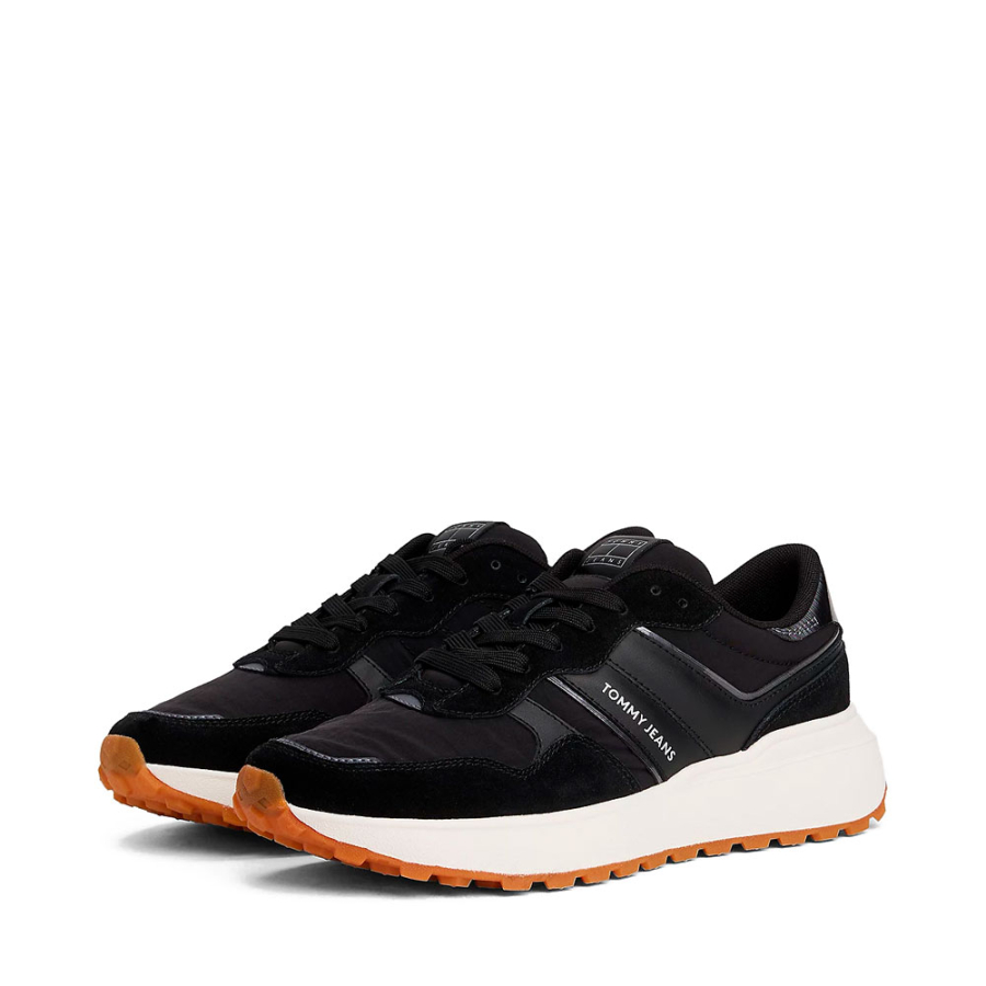 wildleder-sneaker-im-textur-mix