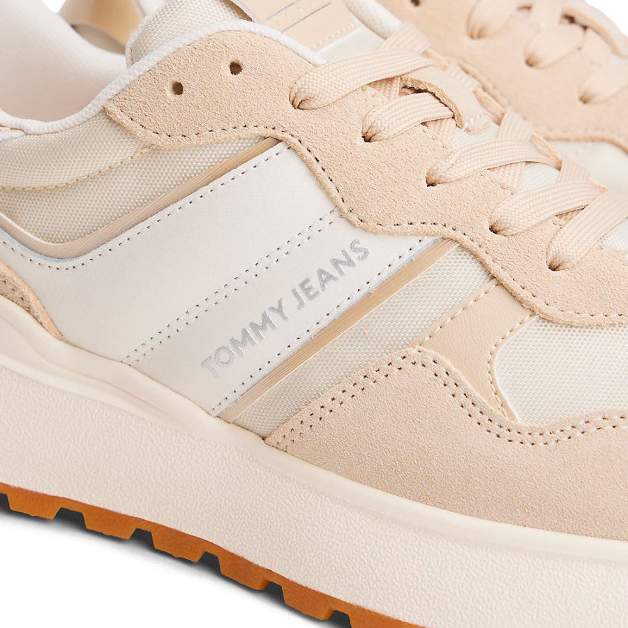 wildleder-sneaker-im-textur-mix