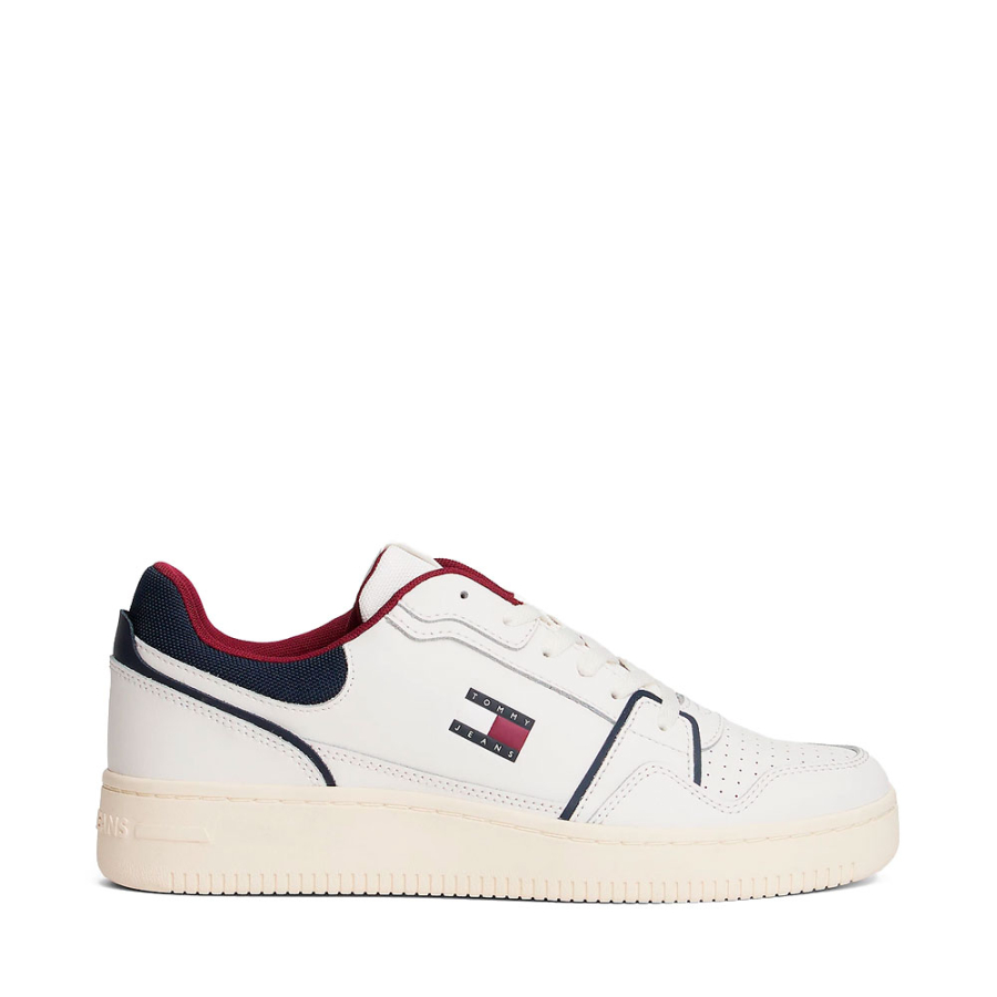 basketball-shoes-with-a-thin-toothed-sole