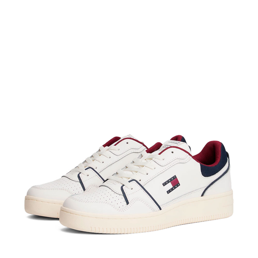 basketball-shoes-with-a-thin-toothed-sole