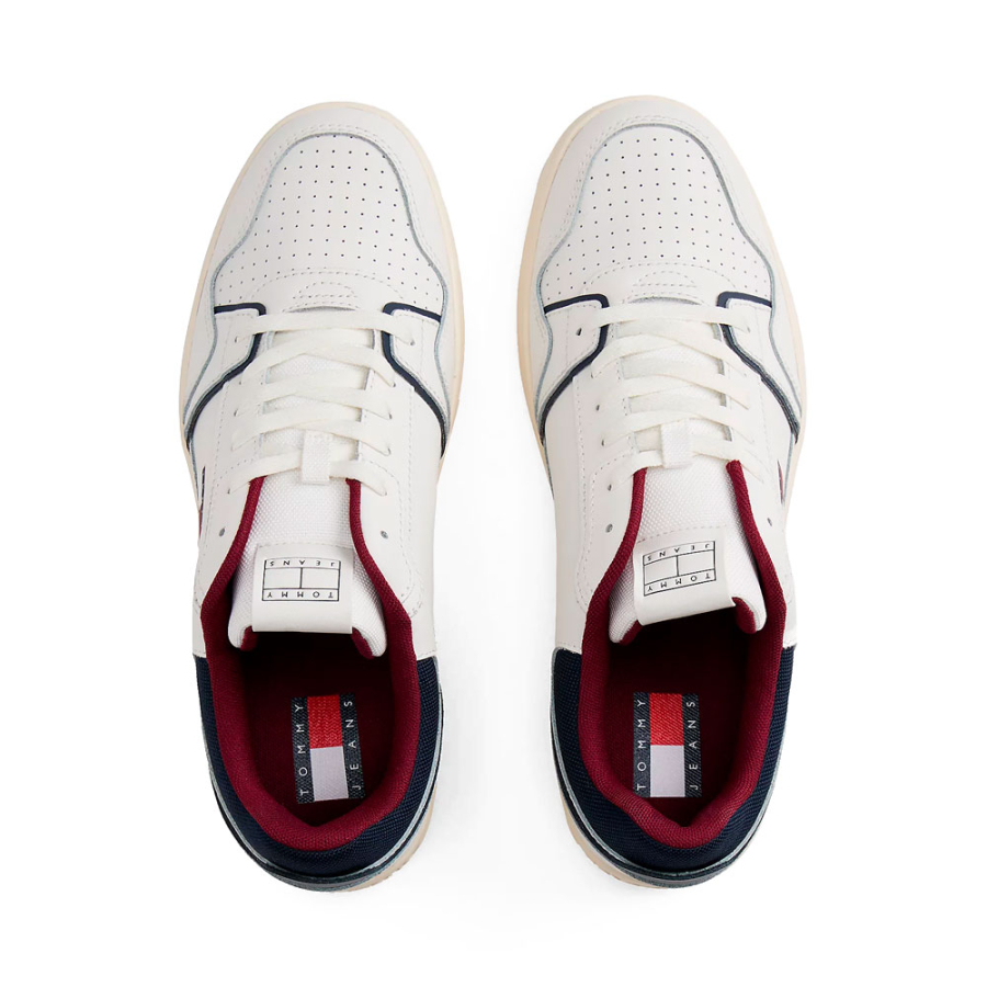 zapatillas-de-baloncesto-con-suela-fina-dentada
