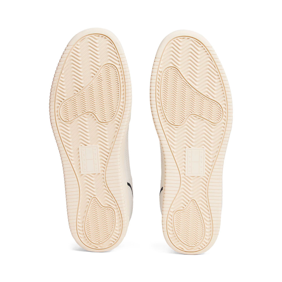 zapatillas-de-baloncesto-con-suela-fina-dentada