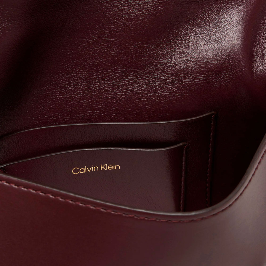 bolso-de-hombro-pequeno-con-cadena-de-herrajes-con-logo-monograma