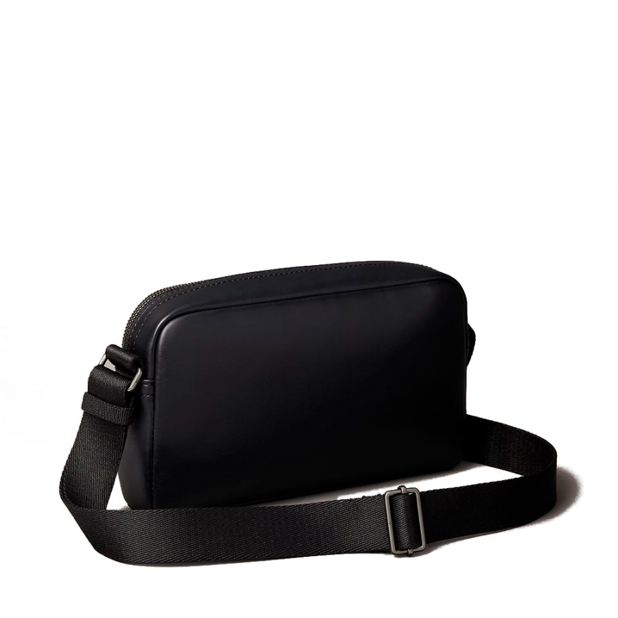 bolso-cruzado-con-logo-monograma-grabado