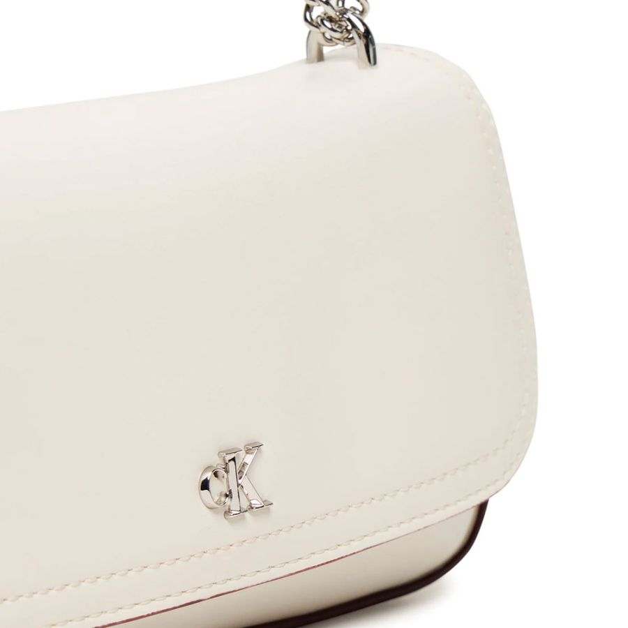 bolso-de-hombro-pequeno-con-cadena-de-herrajes-con-logo-monograma