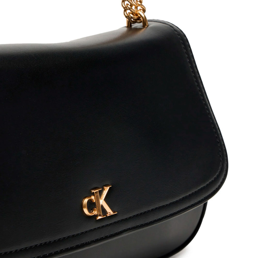 bolsa-de-ombro-com-corrente-de-ferragens-e-logotipo-monograma