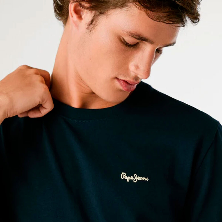 camiseta-com-logotipo-bordado-de-corte-regular