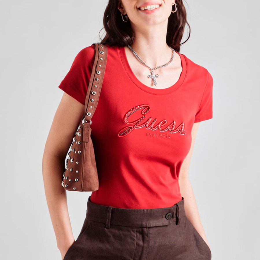 camiseta-com-logotipo-bordado
