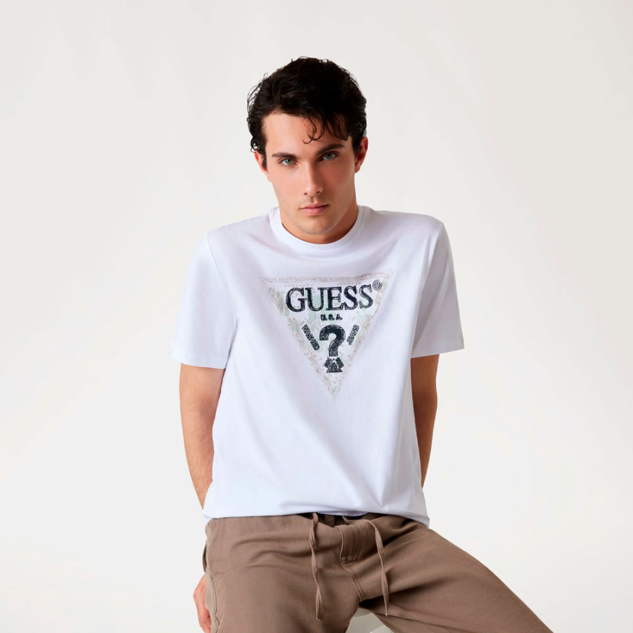 camiseta-com-logotipo-triangular