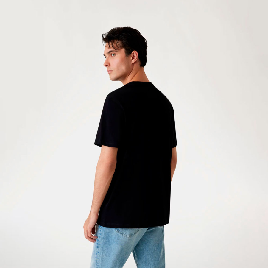 camiseta-com-logotipo-triangular