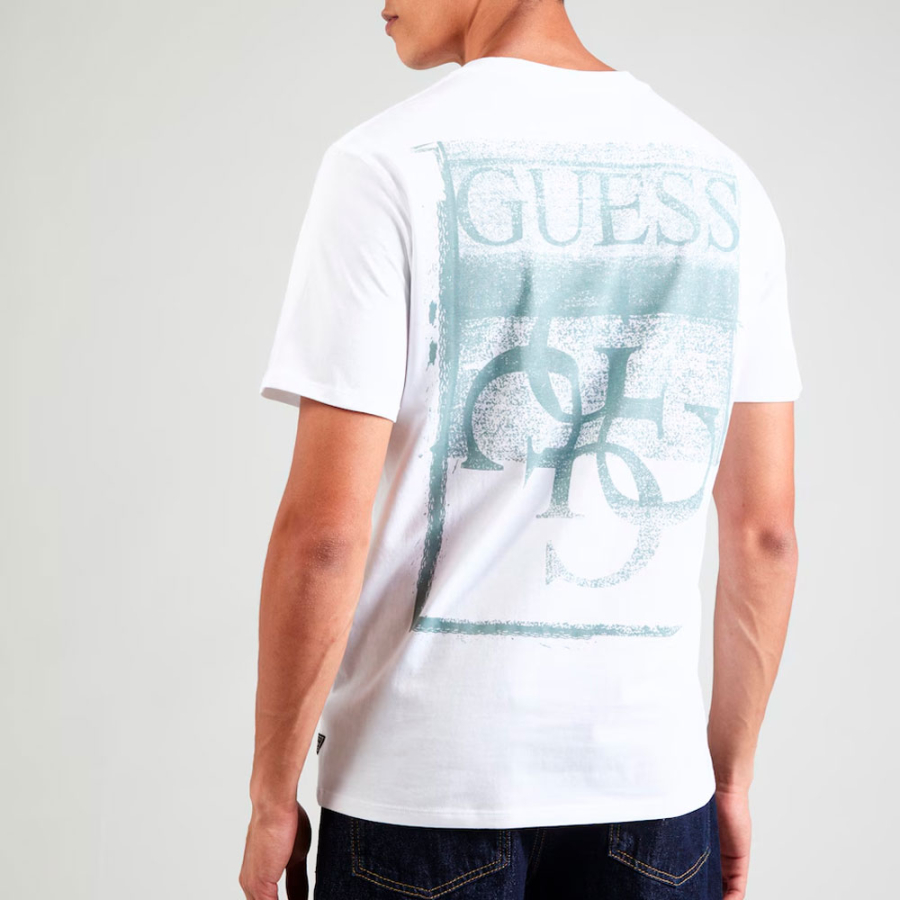 camiseta-oversized-com-logo-nas-costas