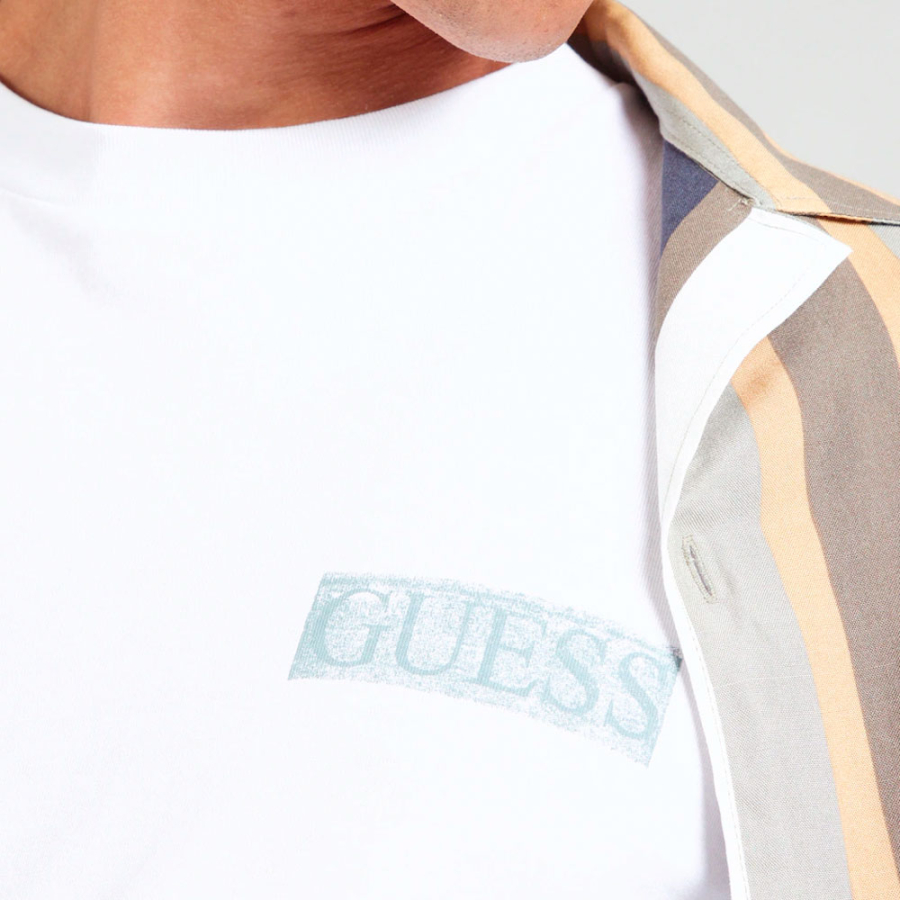camiseta-con-logotipo-en-la-espalda-oversize