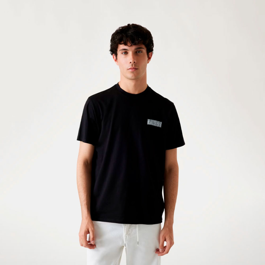 camiseta-oversized-com-logo-nas-costas