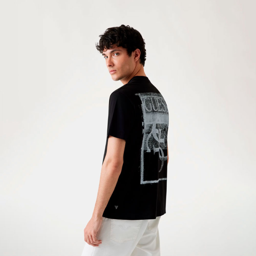 camiseta-oversized-com-logo-nas-costas