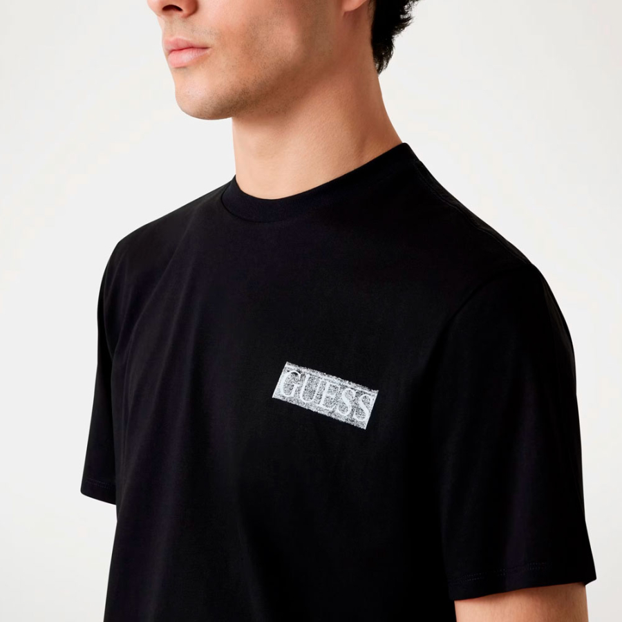 camiseta-oversized-com-logo-nas-costas