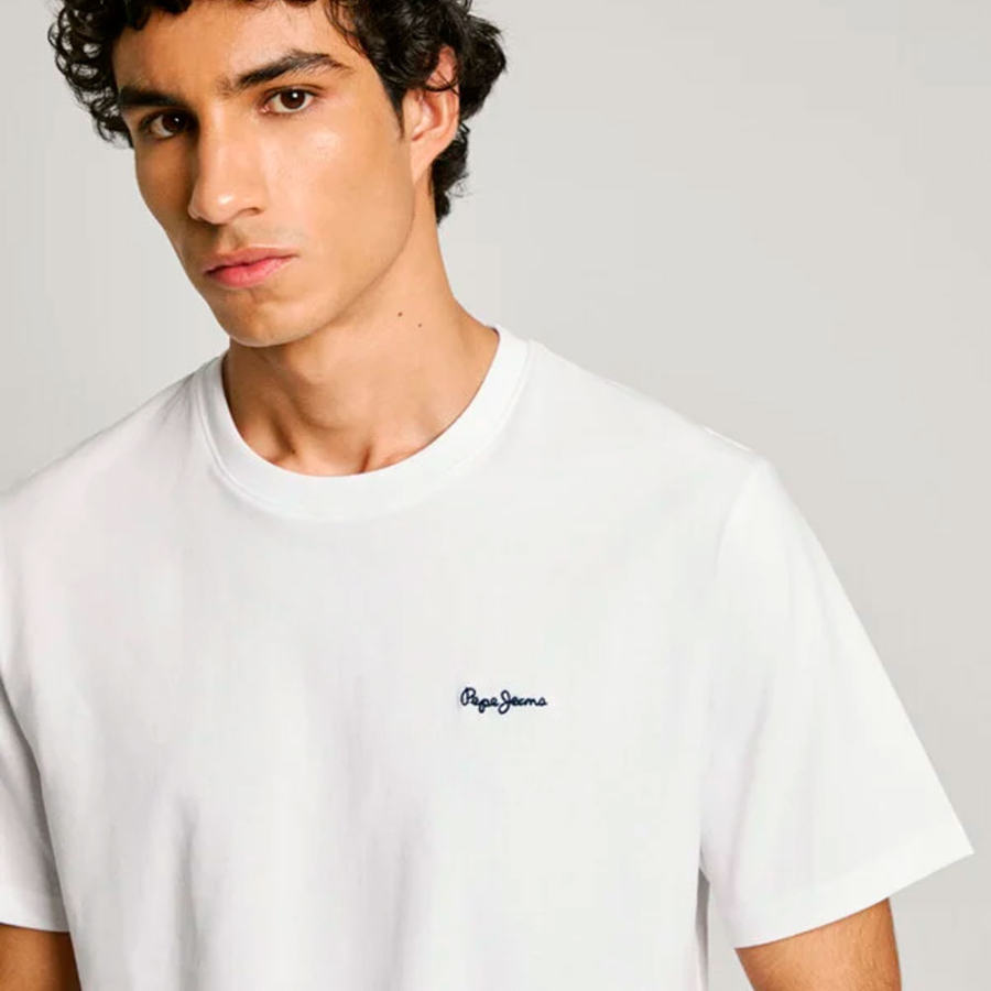 camiseta-com-logotipo-bordado-de-corte-regular