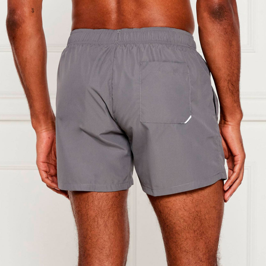 schnelltrocknende-badeshorts-mit-vertikalem-logo-print schnelltrocknende-badeshorts-mit-vertikalem-logo-print