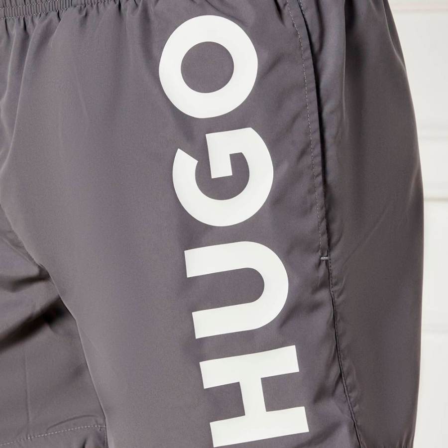 schnelltrocknende-badeshorts-mit-vertikalem-logo-print schnelltrocknende-badeshorts-mit-vertikalem-logo-print