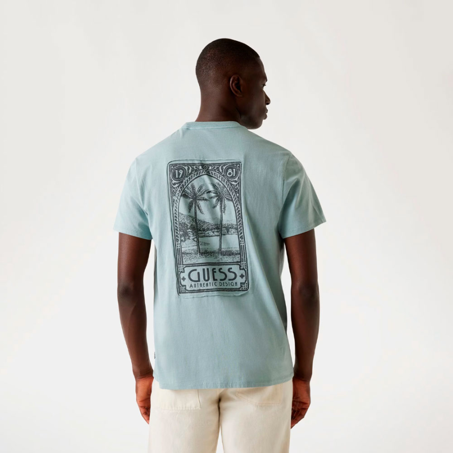 camiseta-con-aplicacion-grande-en-la-espalda
