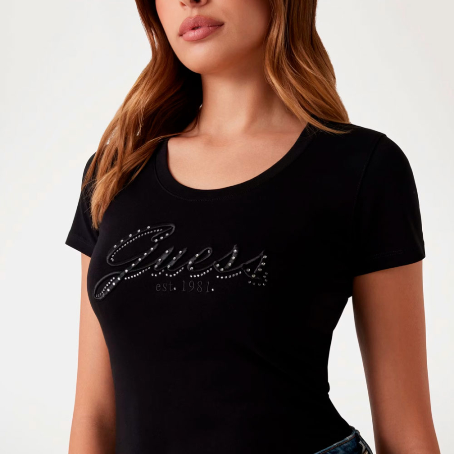 camiseta-con-logotipo-bordado