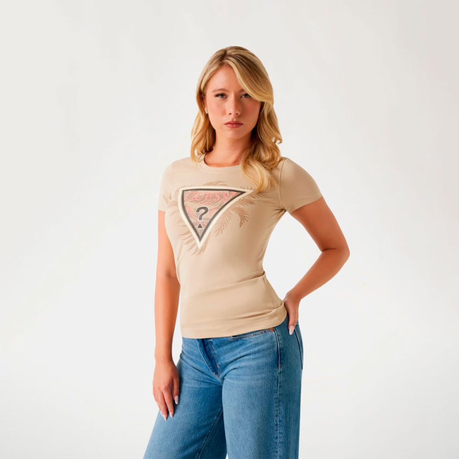 camiseta-com-logotipo-triangular camiseta-com-logotipo-triangular