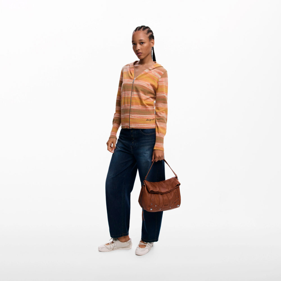 mittelgrosse-tasche-mit-besticktem-ledereffekt