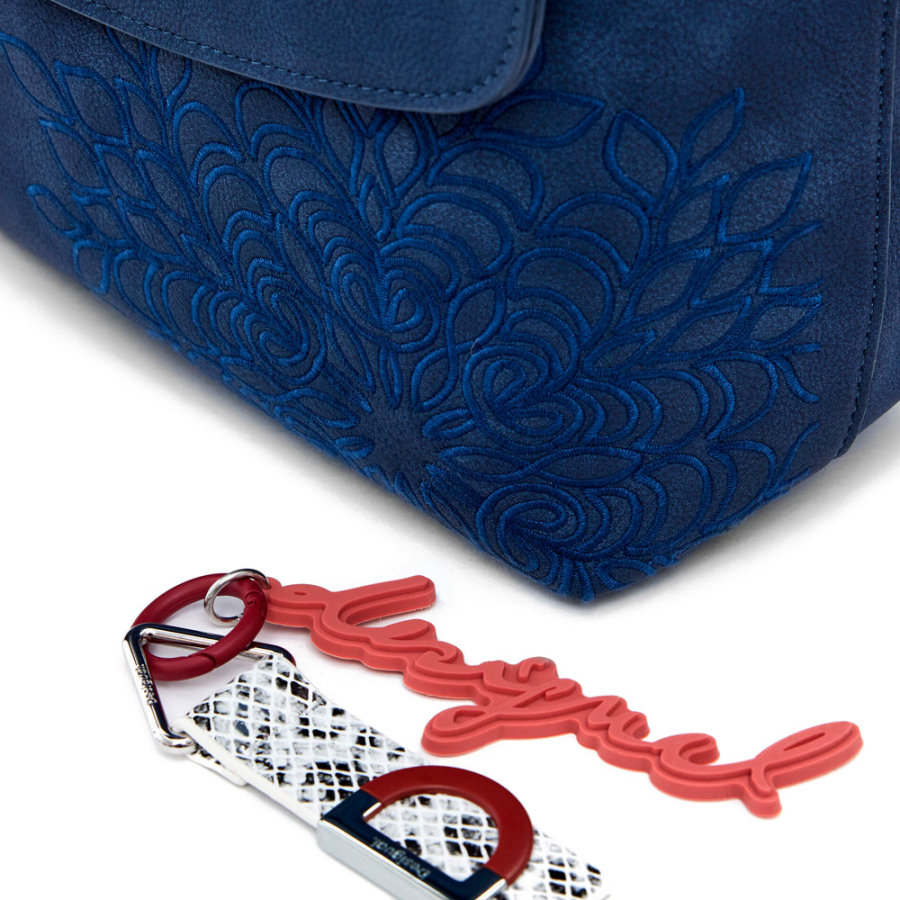 mochila-pequena-com-aba-gravada mochila-pequena-com-aba-gravada