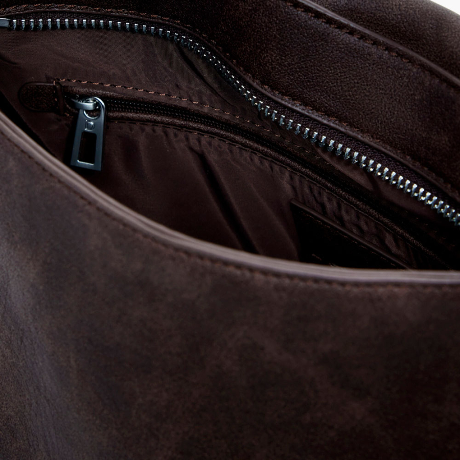 mittelgrosse-tasche-mit-schnalle-in-lederoptik