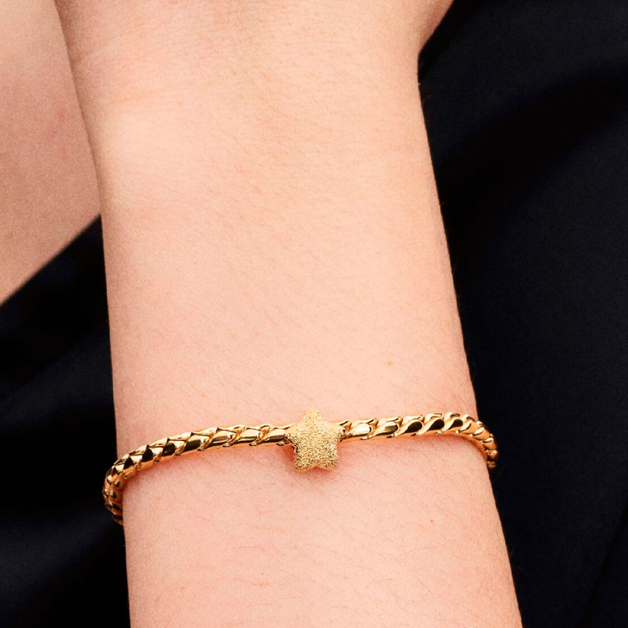 mini-pingente-de-estrela-texturizado-com-sobreposicao-de-ouro-14k-764050c00
