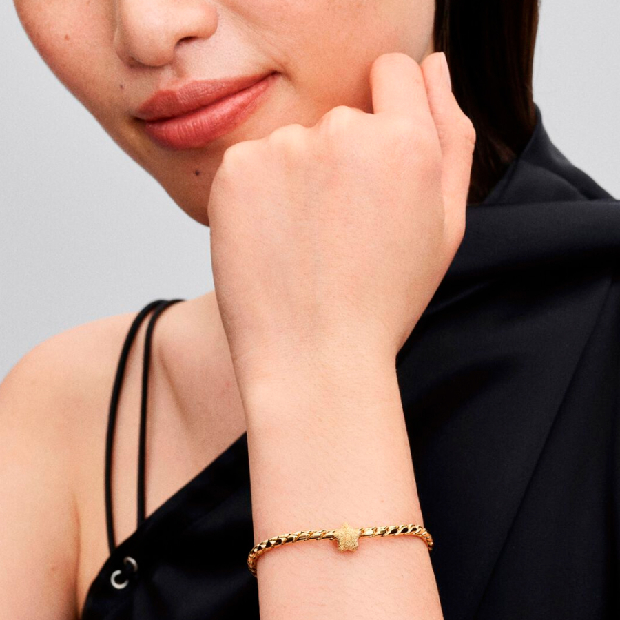 mini-ciondolo-a-forma-di-stella-con-rivestimento-in-oro-14k-testurizzato-764050c00 mini-ciondolo-a-forma-di-stella-con-rivestimento-in-oro-14k-testurizzato-764050c00
