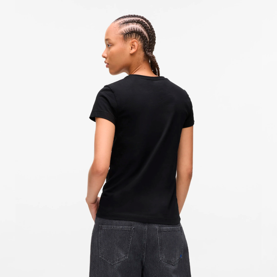camiseta-com-logotipo-refletivo