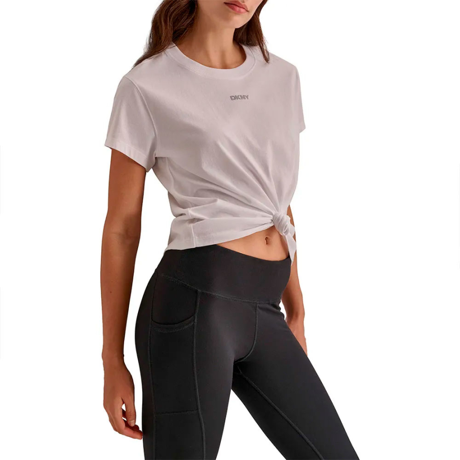 kurzarm-t-shirt-mit-knoten-vorne-und-mini-nieten-logo