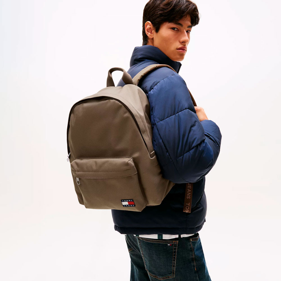 mochila-essential-logo mochila-essential-logo